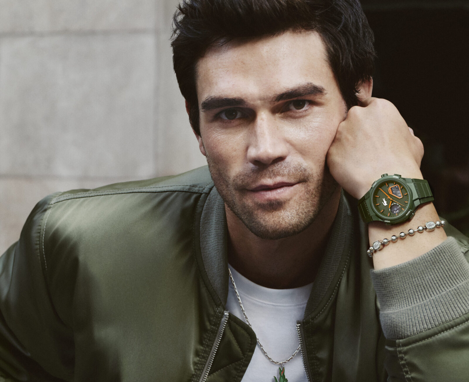 K.J. Apa es el nuevo embajador de relojes y joyería de Lacoste.