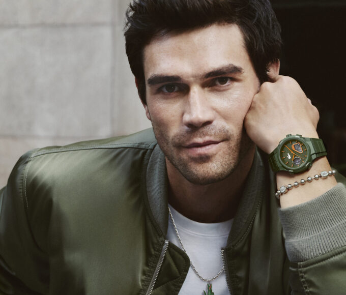 K.J. Apa es el nuevo embajador de relojes y joyería de Lacoste.