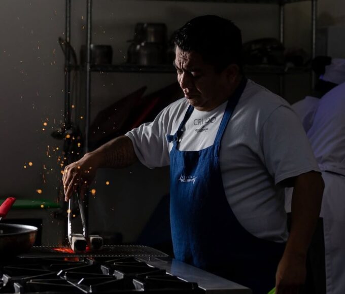 El chef, Ricardo Arellano llega a la Cantina de El Palacio de Hierro.
