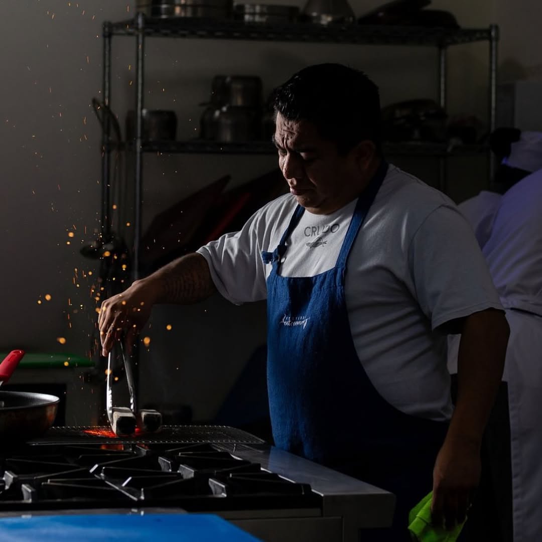 El chef, Ricardo Arellano llega a la Cantina de El Palacio de Hierro.