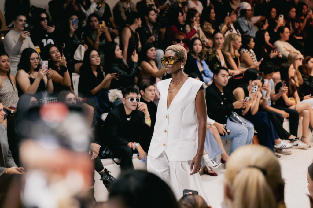 Diseñadores emergentes mexicanos transforman Fashion Week México 2025 con propuestas de lujo, sustentabilidad y creatividad