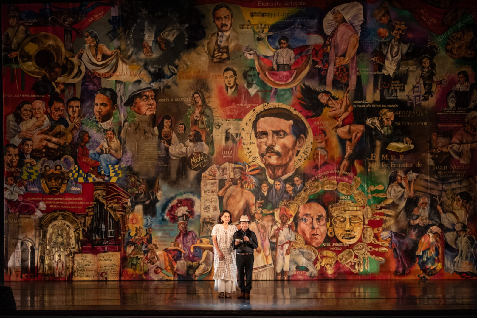 Elisa Carrillo y Lila Downs, arte vivo en el nuevo telón del Macedonio Alcalá