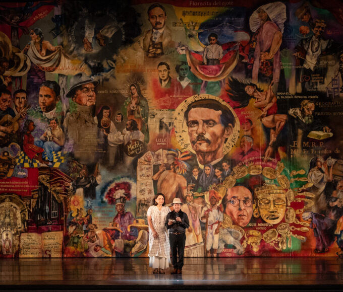 Elisa Carrillo y Lila Downs, arte vivo en el nuevo telón del Macedonio Alcalá