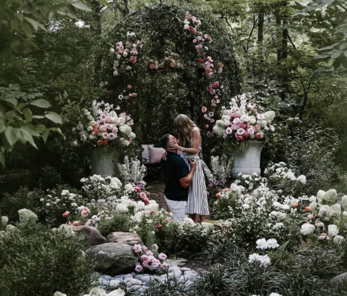 Taylor Swift y Travis Kelce: Un sí entre flores y emoción 