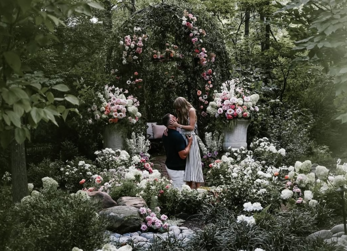 Taylor Swift y Travis Kelce: Un sí entre flores y emoción 
