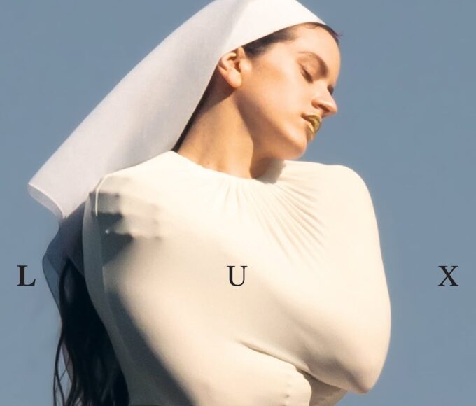 Rosalía-abraza-al-mundo-con-LUX