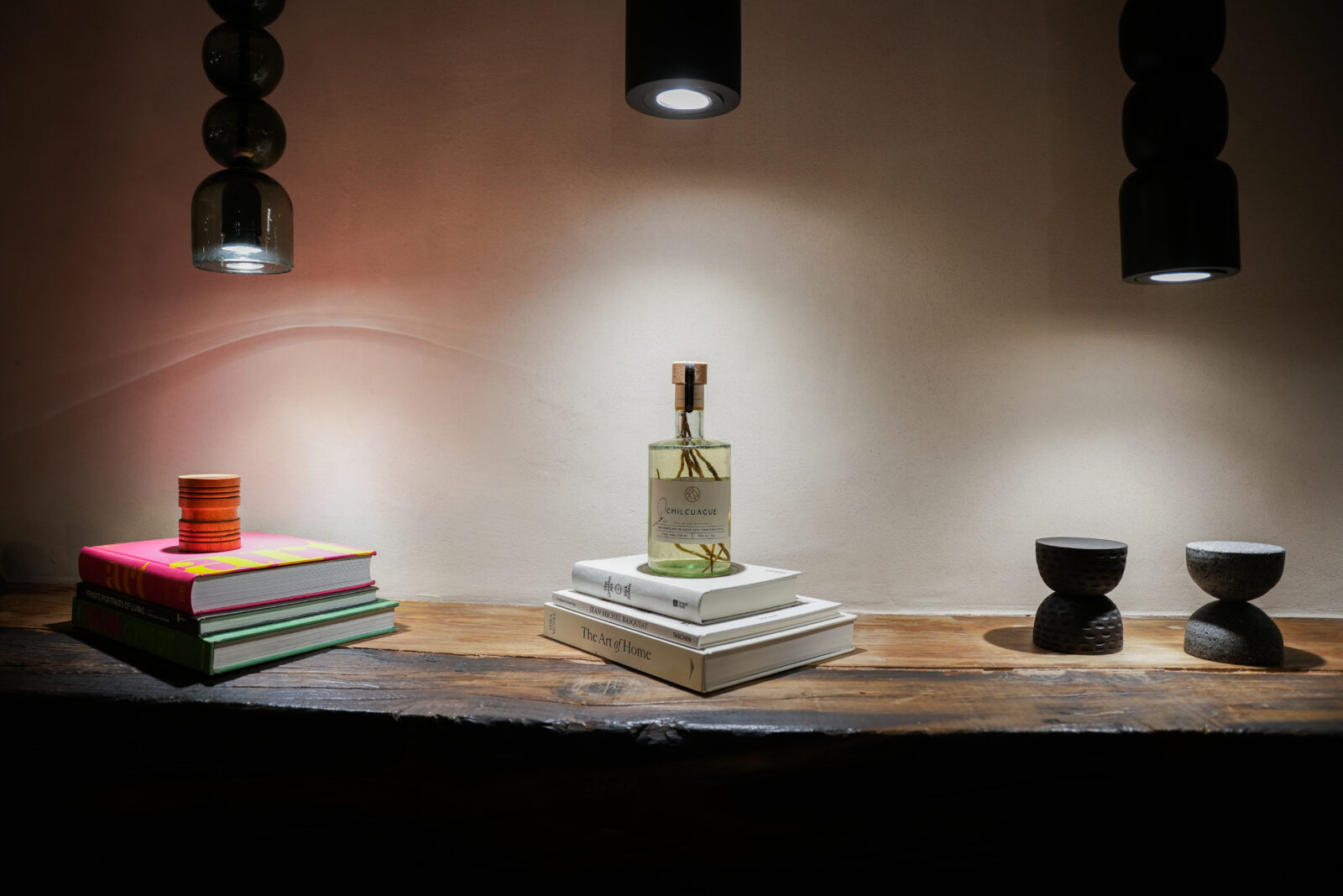 Daniel Orozco x Chilcuague: piezas sensoriales de madera, cantera y cerámica que elevan el ritual del tequila.