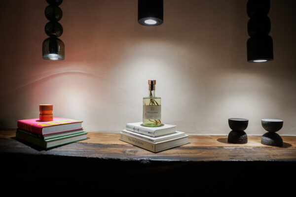 Daniel Orozco x Chilcuague: piezas sensoriales de madera, cantera y cerámica que elevan el ritual del tequila.