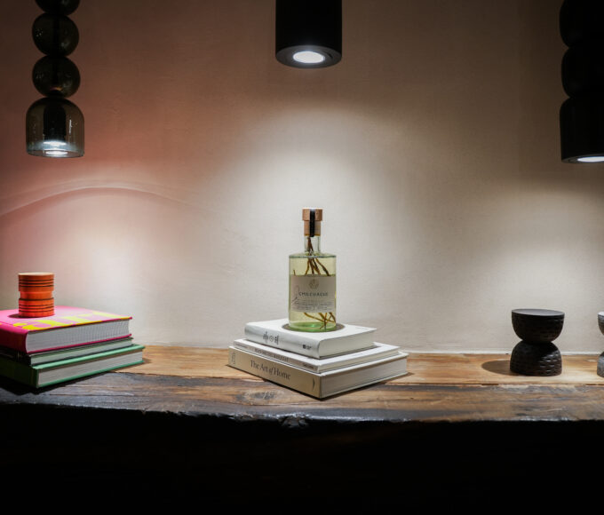 Daniel Orozco x Chilcuague: piezas sensoriales de madera, cantera y cerámica que elevan el ritual del tequila.