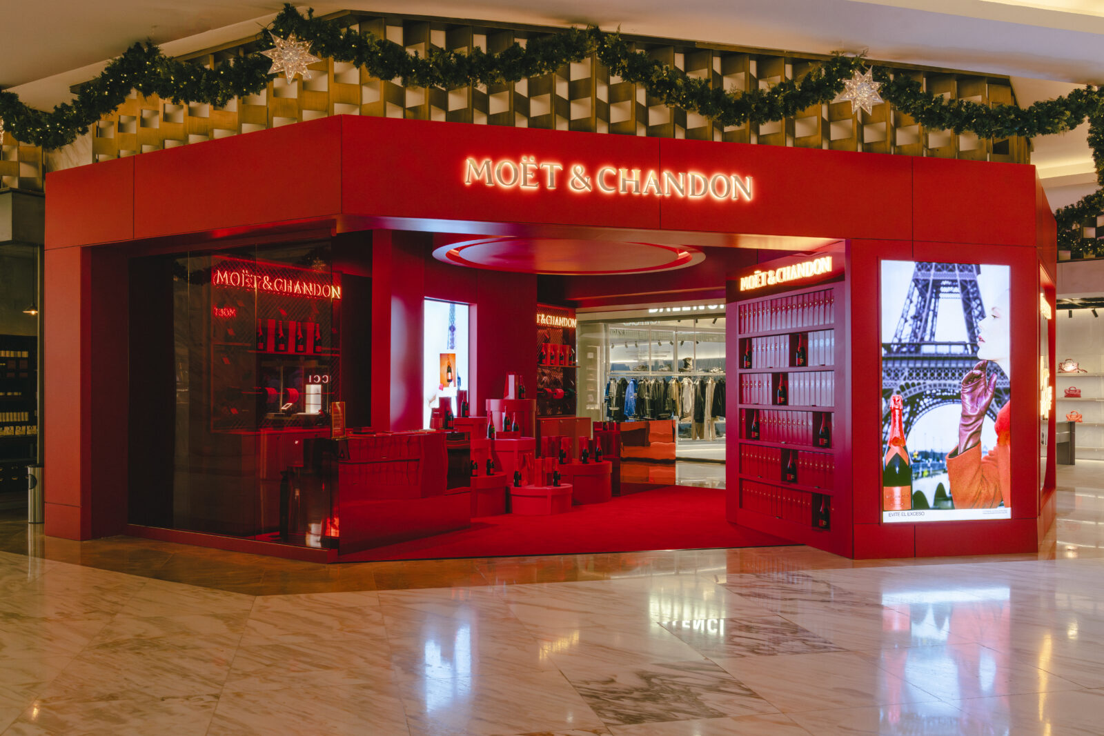 Copas listas para brindis burbujeantes en atmósfera de lujo francés. Lujo navideño que fusiona champagne rojo con celebración íntima.