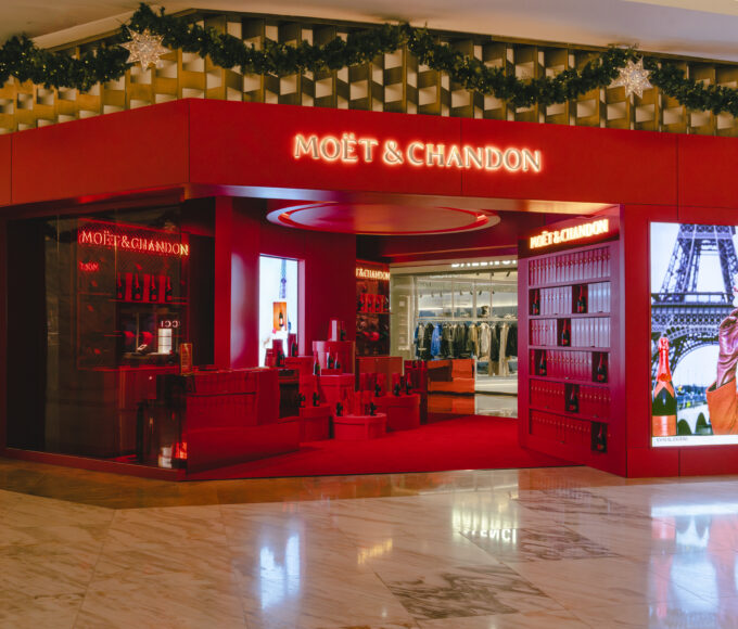 Copas listas para brindis burbujeantes en atmósfera de lujo francés. Lujo navideño que fusiona champagne rojo con celebración íntima.