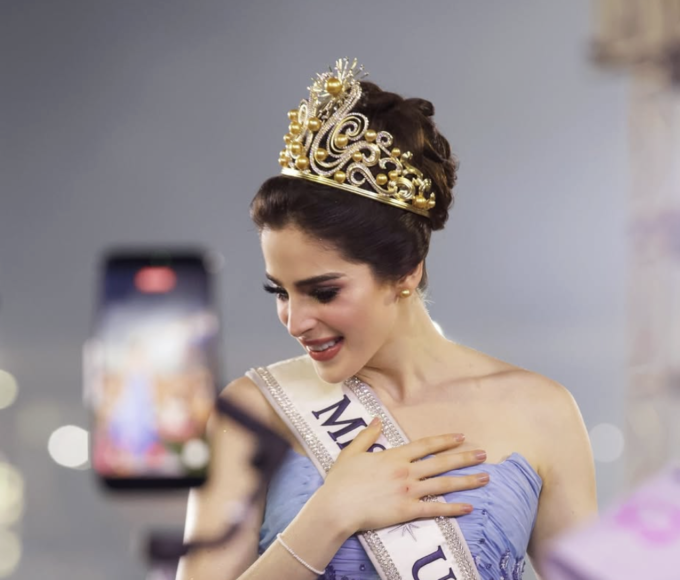 Euforia tabasqueña desbordada con gradas a reventar y vallas rotas. Regreso icónico que une belleza universal y orgullo local.