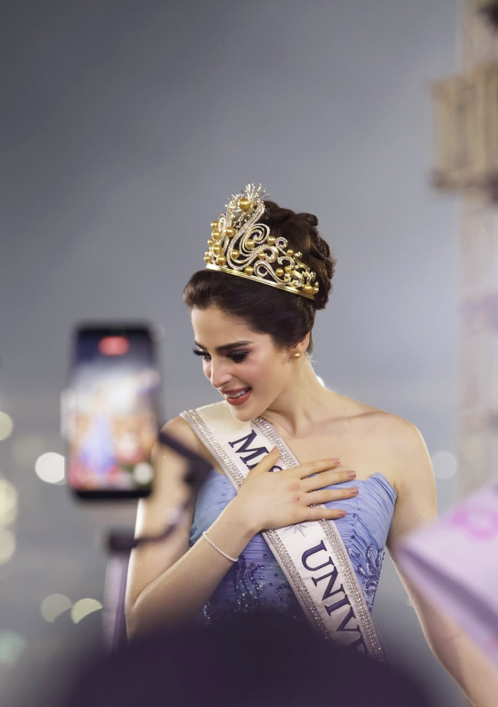 Euforia tabasqueña desbordada con gradas a reventar y vallas rotas. Regreso icónico que une belleza universal y orgullo local.