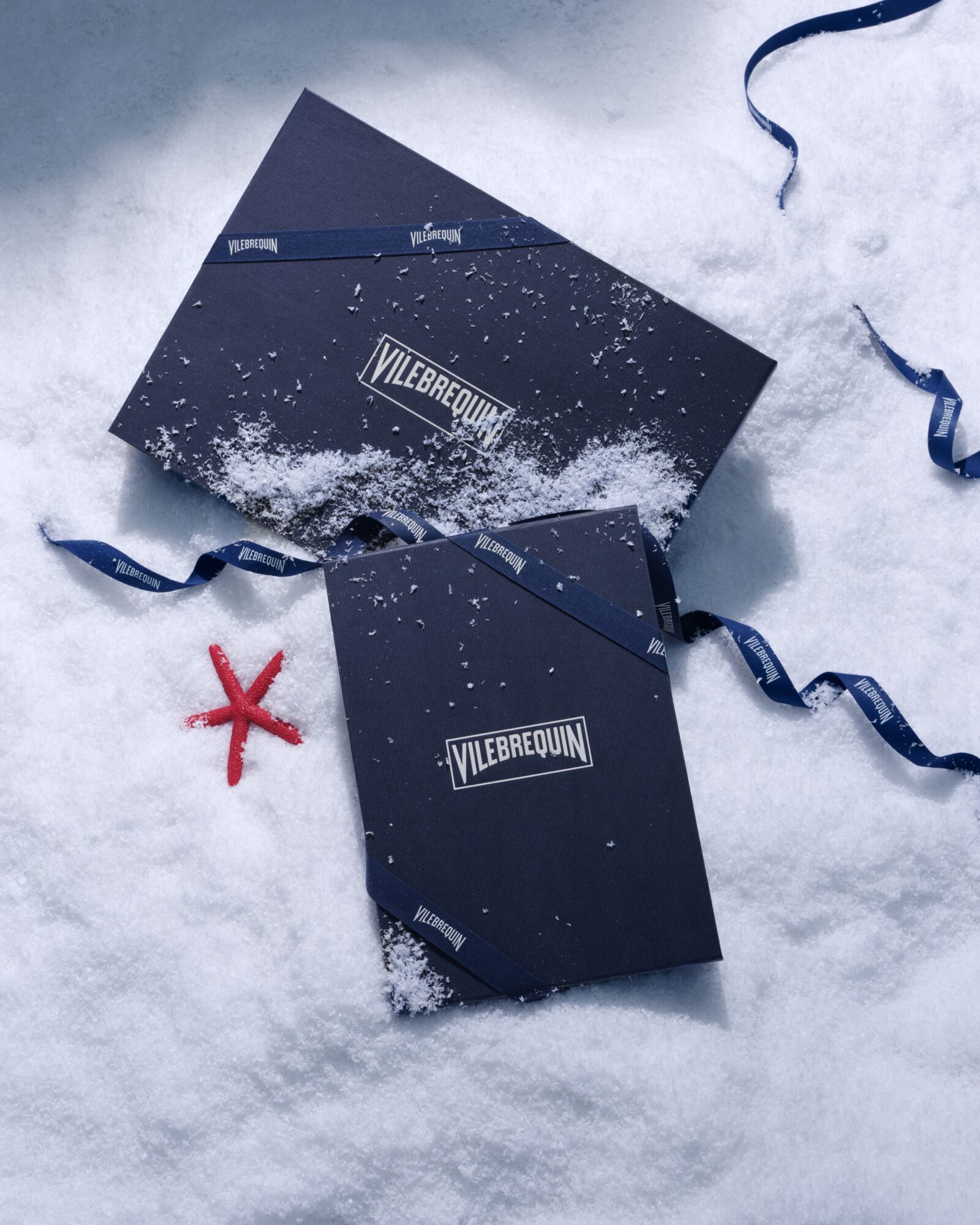 Vilebrequin presenta tortugas doradas entrelazadas en cadenas como print exclusivo navideño 2025