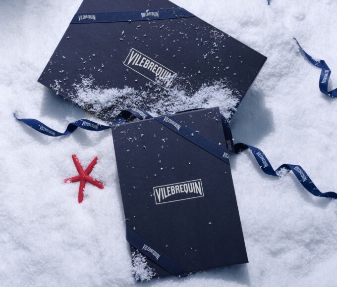 Vilebrequin presenta tortugas doradas entrelazadas en cadenas como print exclusivo navideño 2025