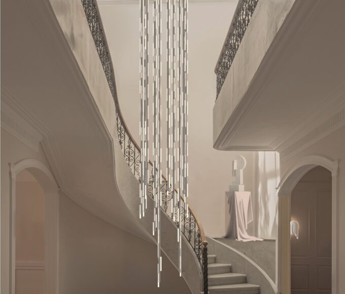 En el corazón de The Resident, el Hail Chandelier de Lee Broom desciende como cascada de cristal por el atrio de Diez Company en Polanco. Más de 50 piezas transforman esta casa histórica en un paisaje de luz y formas para Mexico City Art Week 2026.