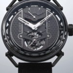 Pesa solo 43 gramos con correa, el más ligero en titanio que Chopard ha creado.