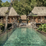 Vista panorámica de las tiendas elevadas del Four Seasons Tented Camp en el Golden Triangle tailandés, con selva densa.