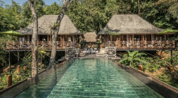 Vista panorámica de las tiendas elevadas del Four Seasons Tented Camp en el Golden Triangle tailandés, con selva densa.