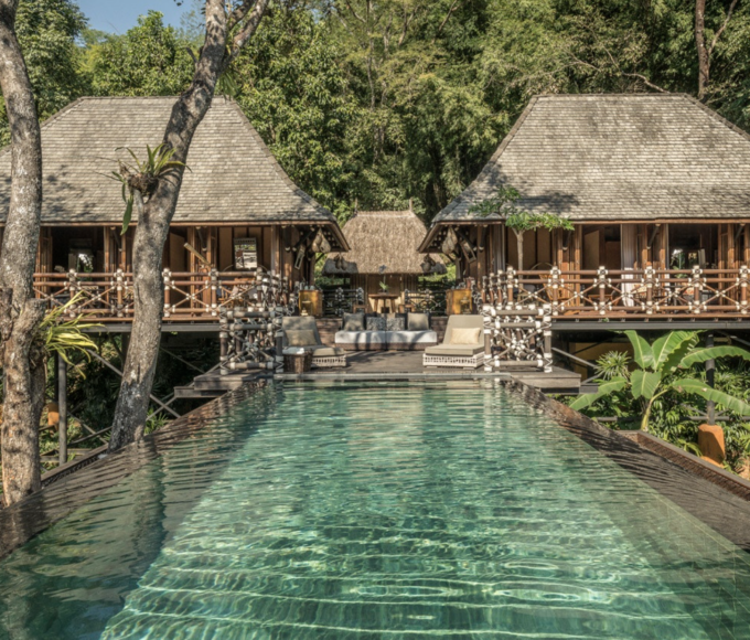 Vista panorámica de las tiendas elevadas del Four Seasons Tented Camp en el Golden Triangle tailandés, con selva densa.