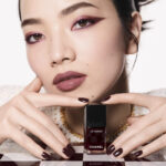 Rouge Noir de Chanel escribe un nuevo capítulo donde su tono eterno abandona uñas y labios para conquistar ojos y rostro con matices vibrantes y transformadores