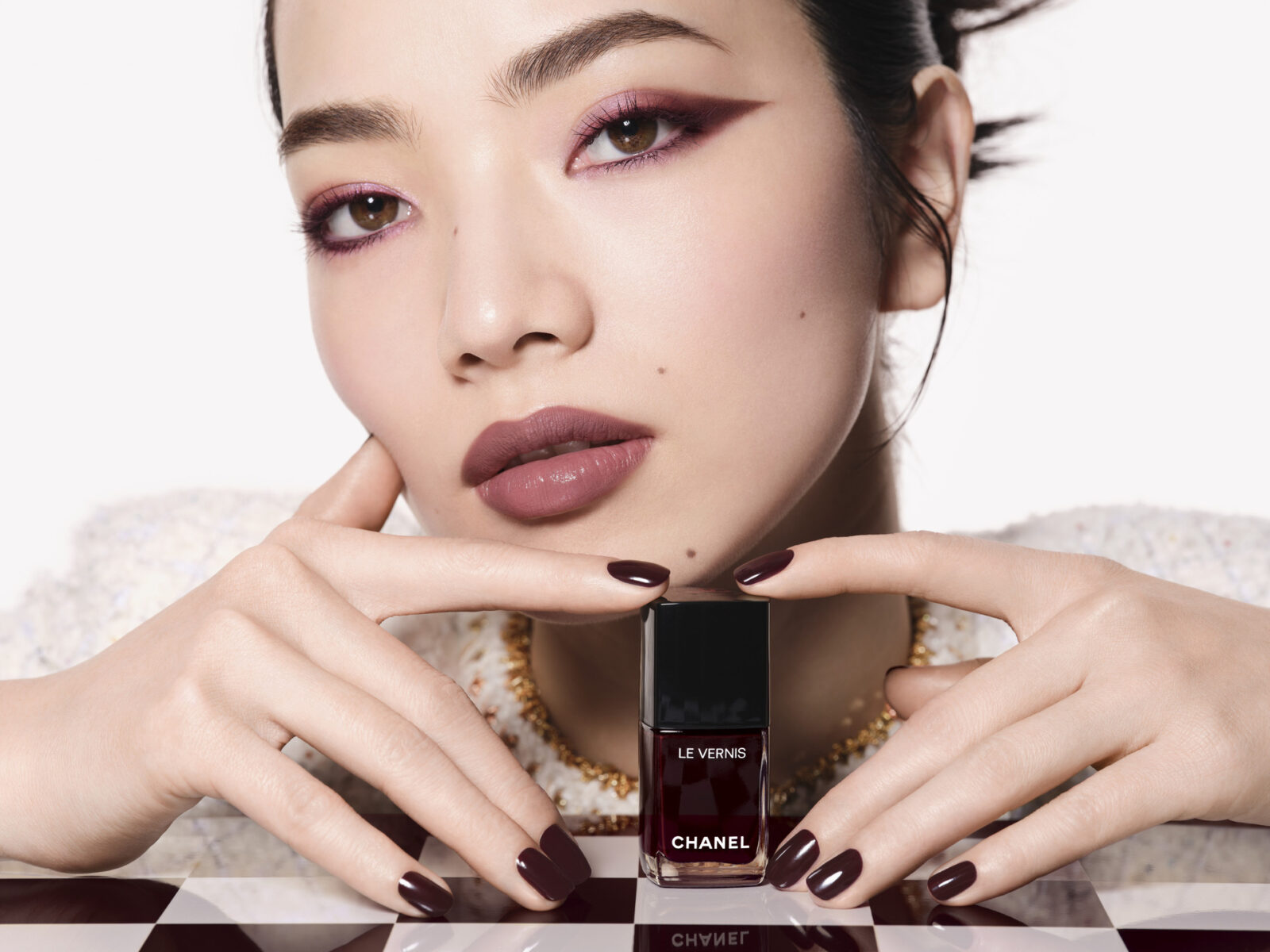 Rouge Noir de Chanel escribe un nuevo capítulo donde su tono eterno abandona uñas y labios para conquistar ojos y rostro con matices vibrantes y transformadores
