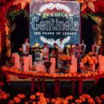 Tequila Centinela habita un bar icónico mediante takeover inmersivo de seis semanas, donde fiestas componen un universo efímero de marca.