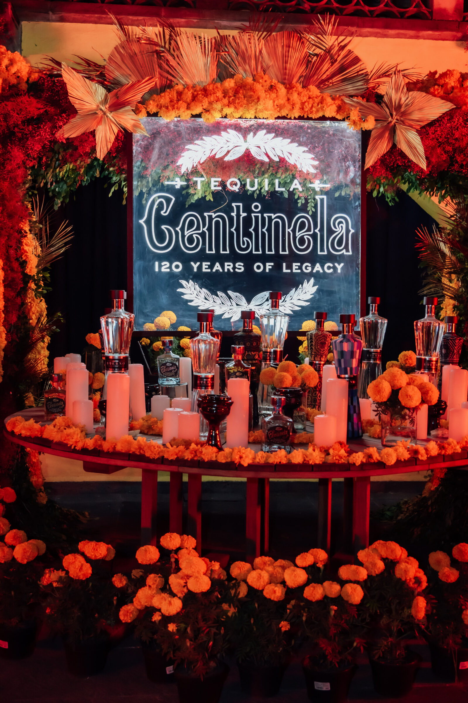 Tequila Centinela habita un bar icónico mediante takeover inmersivo de seis semanas, donde fiestas componen un universo efímero de marca.