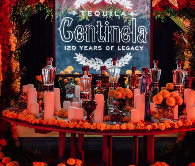 Tequila Centinela habita un bar icónico mediante takeover inmersivo de seis semanas, donde fiestas componen un universo efímero de marca.