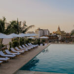 Fachada restaurada del Four Seasons Cartagena en Getsemaní, donde el Claustro de San Francisco del siglo XVI se funde con el Club Cartagena de los años 20 bajo un atrio de cristal moderno.