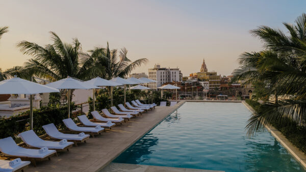Fachada restaurada del Four Seasons Cartagena en Getsemaní, donde el Claustro de San Francisco del siglo XVI se funde con el Club Cartagena de los años 20 bajo un atrio de cristal moderno.
