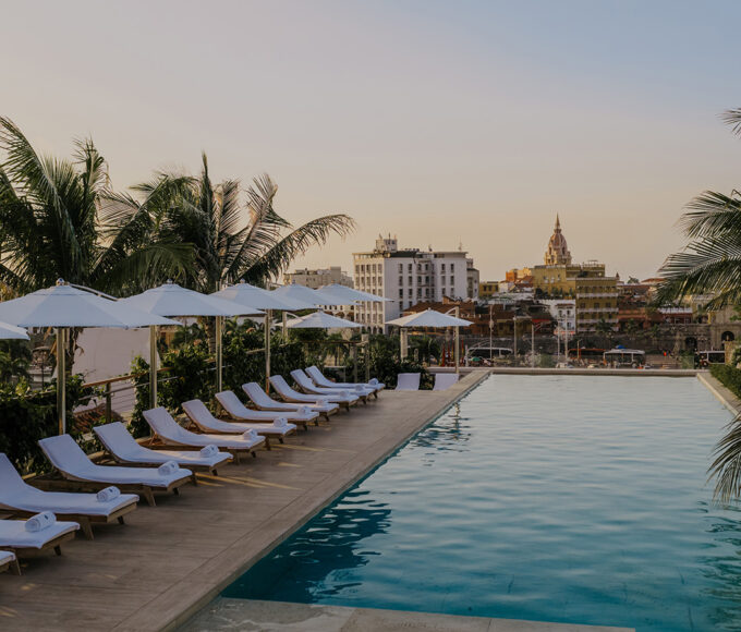 Fachada restaurada del Four Seasons Cartagena en Getsemaní, donde el Claustro de San Francisco del siglo XVI se funde con el Club Cartagena de los años 20 bajo un atrio de cristal moderno.