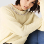 La colección pre-Primavera Verano 2026 de Maje en imágenes: punto suave, satín brillante y tailoring oversize se articulan en un guardarropa urbano effortless