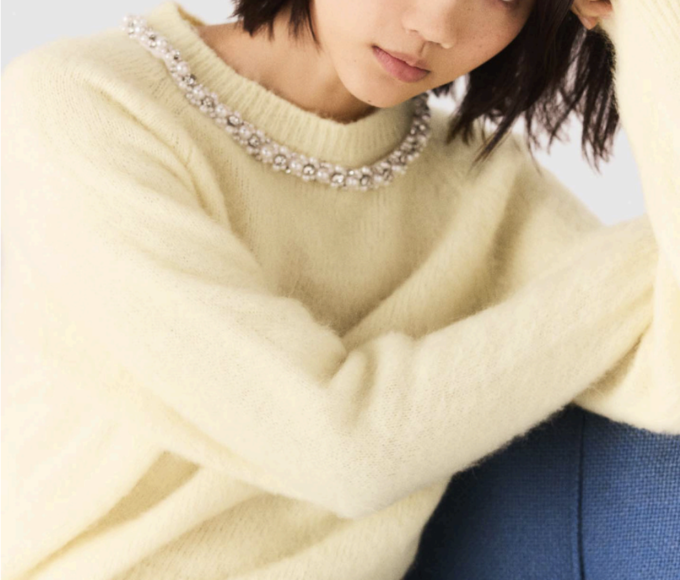 La colección pre-Primavera Verano 2026 de Maje en imágenes: punto suave, satín brillante y tailoring oversize se articulan en un guardarropa urbano effortless