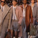 Runway vibrante de Paris Men's Fashion Week 2026: modelos desfilan siluetas oversize.