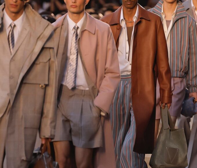 Runway vibrante de Paris Men's Fashion Week 2026: modelos desfilan siluetas oversize.