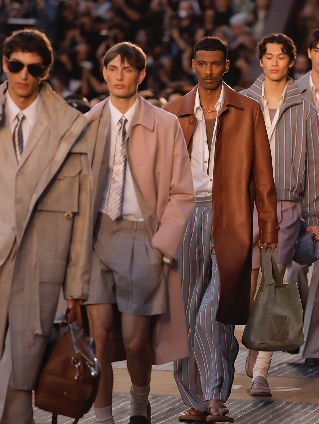 Runway vibrante de Paris Men's Fashion Week 2026: modelos desfilan siluetas oversize.