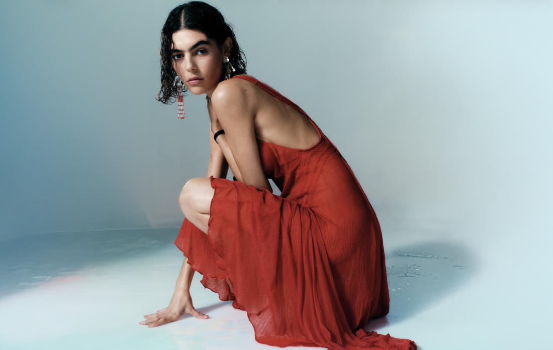 Modelo en pose dinámica luciendo Modern Dancers SS25 de Bimba y Lola: vestido drapeado con texturas.