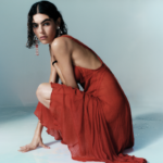 Modelo en pose dinámica luciendo Modern Dancers SS25 de Bimba y Lola: vestido drapeado con texturas.