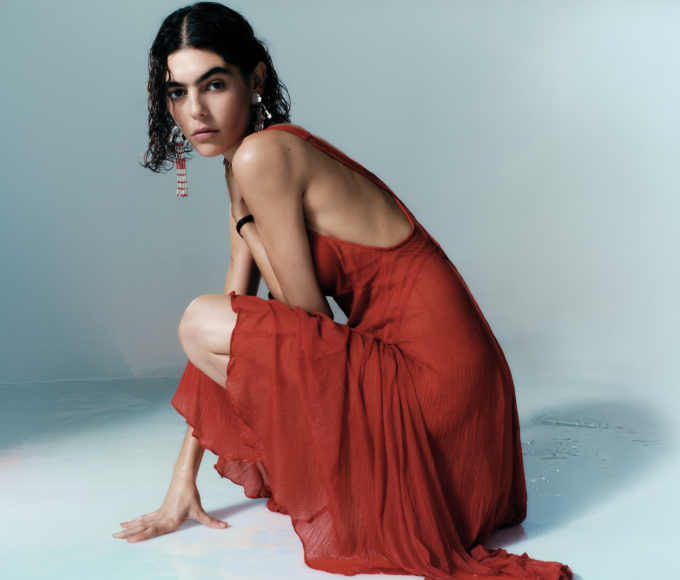 Modelo en pose dinámica luciendo Modern Dancers SS25 de Bimba y Lola: vestido drapeado con texturas.