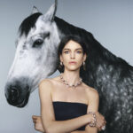 Campaña The Golden Gallop de Pomellato con caballo galopante. Celebra el Año del Caballo 2026, simbolizando movimiento, energía zodiacal y elegancia rebelde