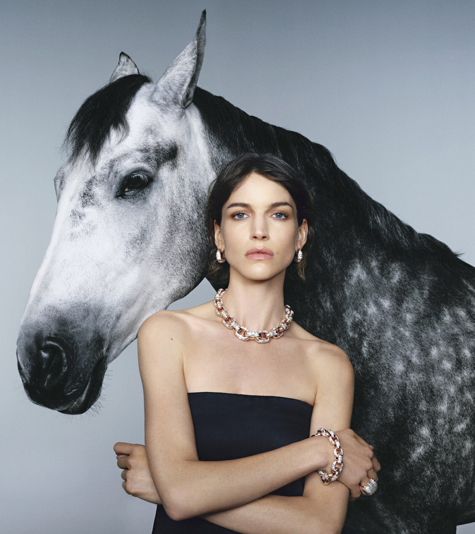 Campaña The Golden Gallop de Pomellato con caballo galopante. Celebra el Año del Caballo 2026, simbolizando movimiento, energía zodiacal y elegancia rebelde