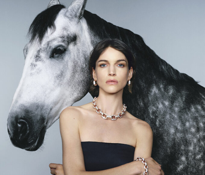 Campaña The Golden Gallop de Pomellato con caballo galopante. Celebra el Año del Caballo 2026, simbolizando movimiento, energía zodiacal y elegancia rebelde