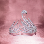 La tiara Swarovski Cisne 2026 brilla con 315 cristales en cortes redondo, pera, marquesa y baguette.