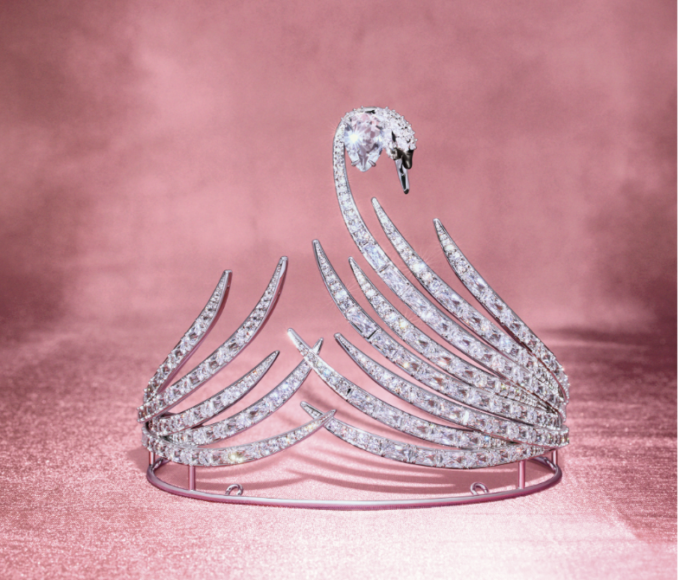 La tiara Swarovski Cisne 2026 brilla con 315 cristales en cortes redondo, pera, marquesa y baguette.