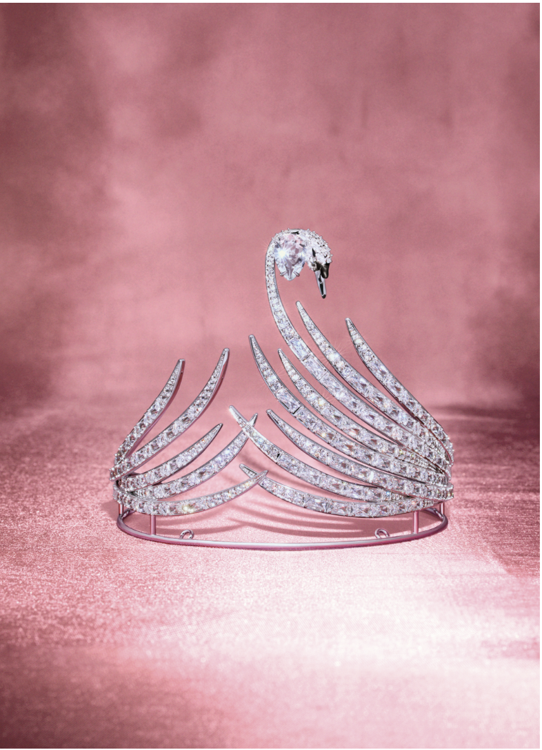 La tiara Swarovski Cisne 2026 brilla con 315 cristales en cortes redondo, pera, marquesa y baguette.