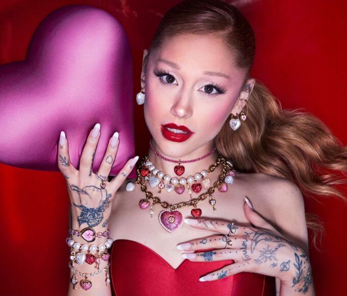 Imagina el brillo de Ariana Grande capturando la esencia del amor en movimiento: así arranca la campaña de Charming Love