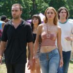 Grace Van Patten interpreta a Lucy Albright en Tell Me Lies temporada 3, vistiendo un conjunto Y2K diseñado por Charlotte Svenson.