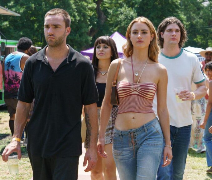 Grace Van Patten interpreta a Lucy Albright en Tell Me Lies temporada 3, vistiendo un conjunto Y2K diseñado por Charlotte Svenson.