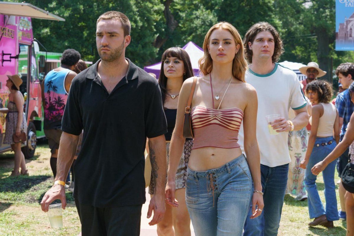 Grace Van Patten interpreta a Lucy Albright en Tell Me Lies temporada 3, vistiendo un conjunto Y2K diseñado por Charlotte Svenson.